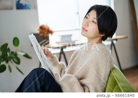 リビングでくつろぐ若い女性 98661840