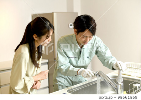 キッチンで会話をする男性作業員と女性客 98661869
