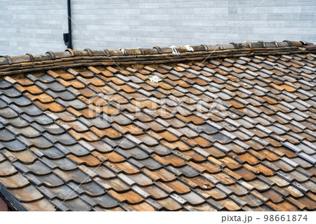 和瓦　ずれた瓦　雨漏りの原因 98661874