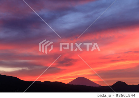 真っ赤に焼ける夕焼けのイメージ 98661944