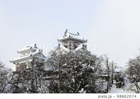 雪の越前大野城（福井県 大野市） 98662074