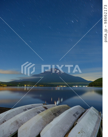 富士山_山中湖から見る登山者の明かりの風景 富士山_山中湖から見る登山者の明かりの風景 98662173