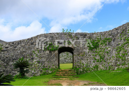 沖縄_座喜味城跡の風景 98662605