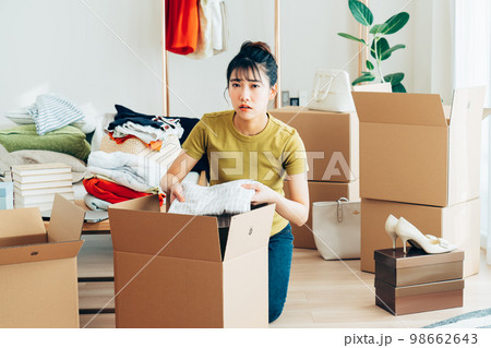 引越しする若い女性 引越しする若い女性 98662643
