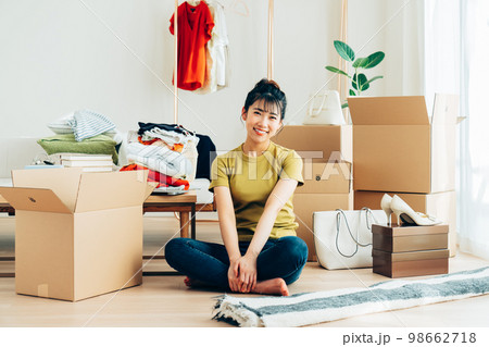 引越しする若い女性 引越しする若い女性 98662718