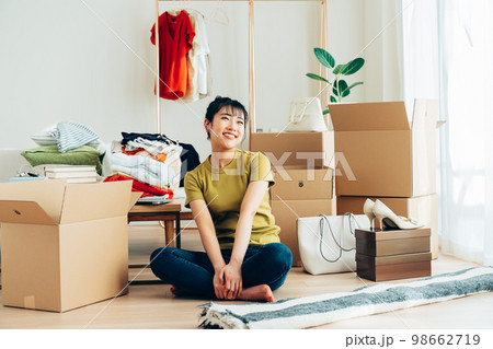 引越しする若い女性 引越しする若い女性 98662719