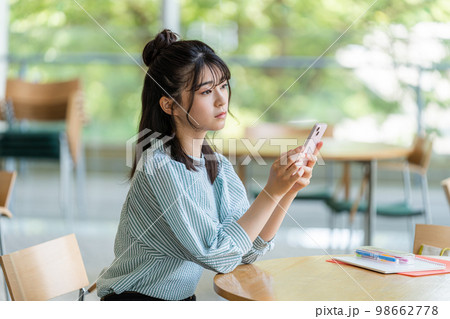 スマホを持つ若い女性 スマホを持つ若い女性 98662778