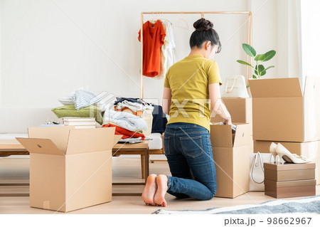 引越しする若い女性 98662967