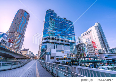 日本の東京都市景観　渋谷の“空中回廊”から渋谷フクラスやセルリアンタワーなどを望む＝1月26日 98663097
