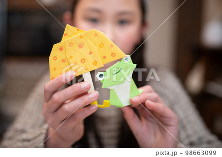 折り紙で作った蛙を持った女の子 98663099