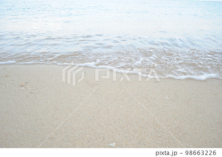 砂浜に打ち寄せる波 98663226