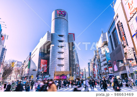 日本の東京都市景観 5類に引き下げ5月8日・あす政府決定へ。4人に1人が感染……＝1月26日、渋谷 98663469