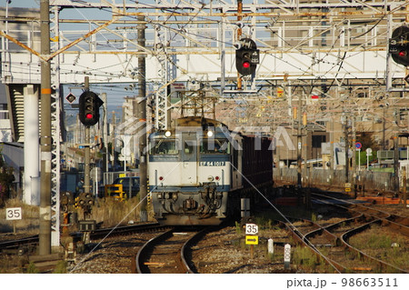 伯備線 倉敷駅 貨物列車EF64更新色 98663511