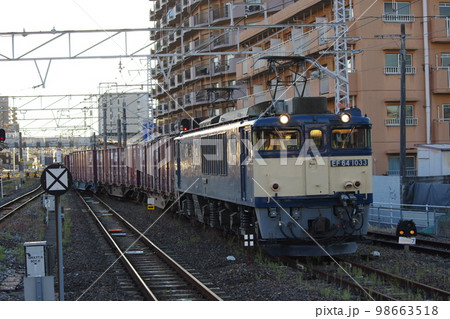 伯備線 倉敷駅 貨物列車EF64国鉄色 伯備線 倉敷駅 貨物列車EF64国鉄色 98663518