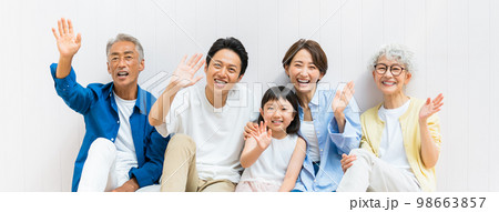 子どもを囲む三世代家族 98663857