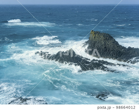岩礁に打ち寄せる波 岩礁に打ち寄せる波 98664012