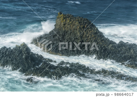 岩礁に打ち寄せる波 98664017