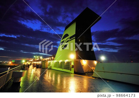 仙台港の夜景とフェリーいしかりの展望デッキと煙突 仙台港の夜景とフェリーいしかりの展望デッキと煙突 98664173
