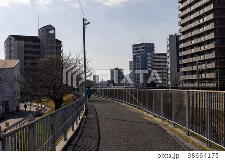 川沿いの遊歩道 川沿いの遊歩道 98664175