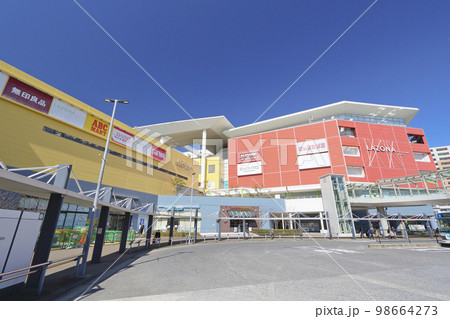 晴天の川崎駅西口の都市景観2 98664273