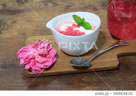 香りの女王ダマスクローズのシロップ 98664620