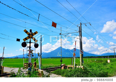夏の会津磐梯山と踏切（福島県） 98664808