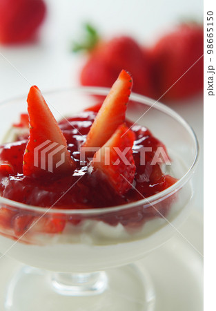 イチゴ(アマオウ)のヨーグルト 98665150