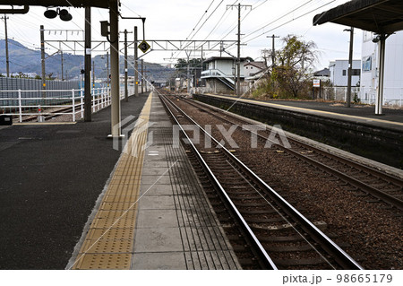 駅のホームと線路 98665179
