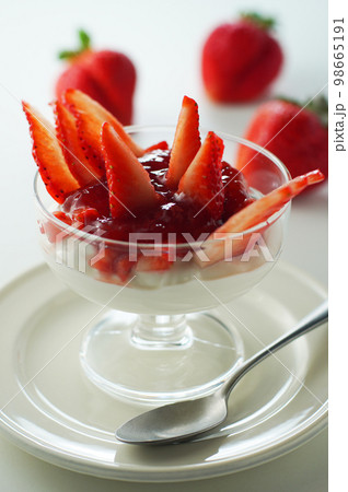 イチゴ(アマオウ)のヨーグルト 98665191