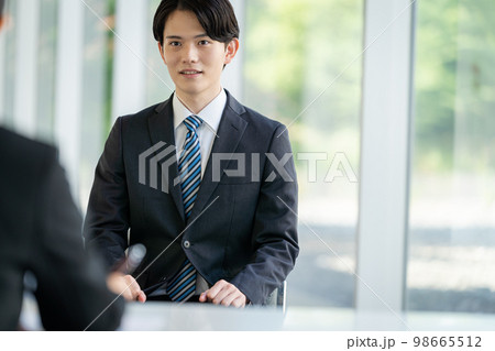 就職活動する学生 98665512