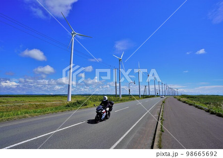 オロロンラインを走るバイクとオトンルイ風力発電所 98665692