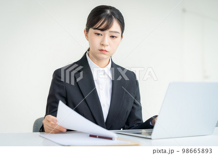 就職活動する学生 就職活動する学生 98665893