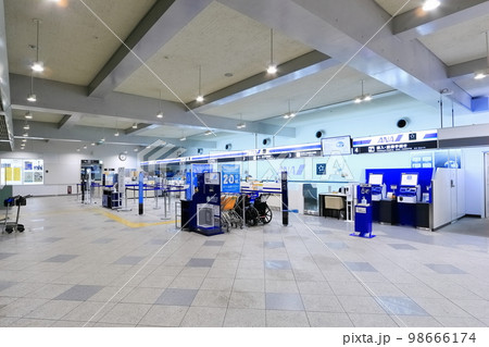 【香川県】夜の高松空港ターミナルビル国内線チェックインカウンター 98666174