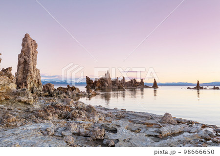 Mono lake 98666650