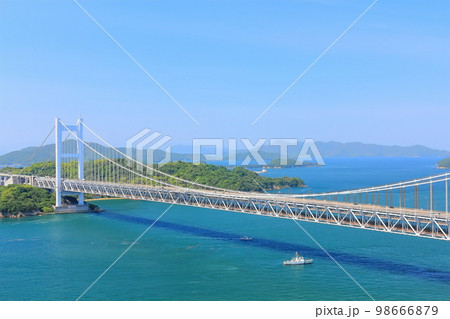 【岡山県】 新緑の鷲羽山から見た春の瀬戸大橋 98666879