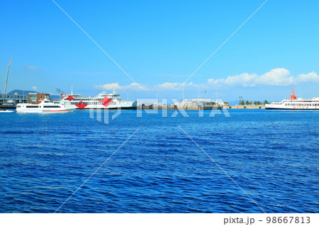 【香川県】晴天の玉藻公園から見た高松港とサンポート高松 98667813