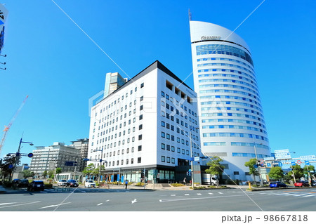 【香川県】高松駅前交差点から見たサンポート高松 98667818