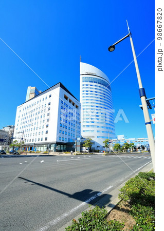【香川県】高松駅前交差点から見たサンポート高松 98667820
