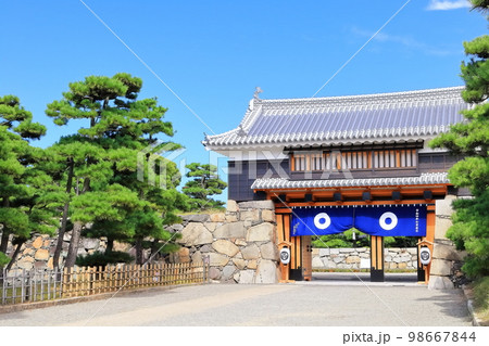 【香川県】晴天の史跡高松城跡・桜御門(玉藻公園) 【香川県】晴天の史跡高松城跡・桜御門(玉藻公園) 98667844
