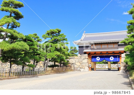 【香川県】晴天の史跡高松城跡・桜御門(玉藻公園) 【香川県】晴天の史跡高松城跡・桜御門(玉藻公園) 98667845