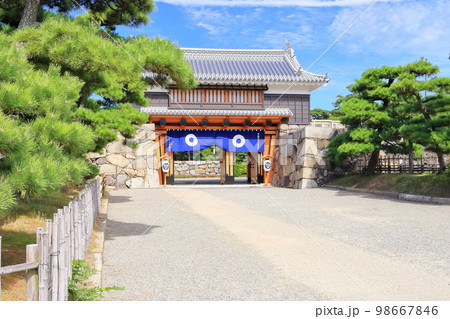 【香川県】晴天の史跡高松城跡・桜御門(玉藻公園) 【香川県】晴天の史跡高松城跡・桜御門(玉藻公園) 98667846