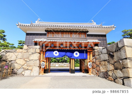 【香川県】晴天の史跡高松城跡・桜御門(玉藻公園) 【香川県】晴天の史跡高松城跡・桜御門(玉藻公園) 98667855