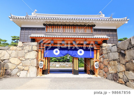 【香川県】晴天の史跡高松城跡・桜御門(玉藻公園) 【香川県】晴天の史跡高松城跡・桜御門(玉藻公園) 98667856
