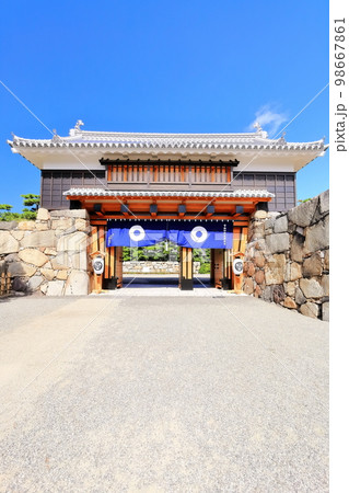 【香川県】晴天の史跡高松城跡・桜御門(玉藻公園) 【香川県】晴天の史跡高松城跡・桜御門(玉藻公園) 98667861