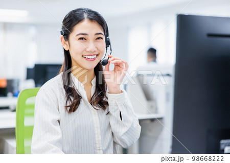 コールセンターで働く若い女性 コールセンターで働く若い女性 98668222
