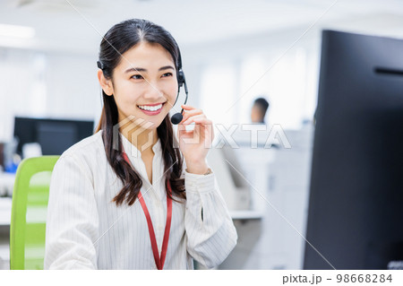 コールセンターで働く若い女性 98668284