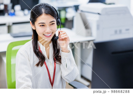 コールセンターで働く若い女性 98668288