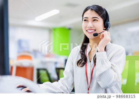 コールセンターで働く若い女性 98668315
