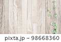 木目背景とグリーン 98668360