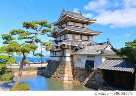 【香川県】晴天の史跡高松城跡・月見櫓(玉藻公園) 【香川県】晴天の史跡高松城跡・月見櫓(玉藻公園) 98668575